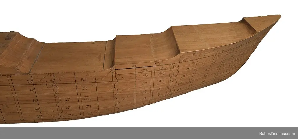 Halvmodell i skala 1:50 för nybygge nr.124 M/T "Astrid Elisabeth". 
Modellen längd är 3,25 meter, fartygets längd 162, 4 meter.
Skiktlimmad björklamell med utritade och numrerade fartygsplåtar.