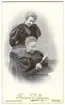 Porträtt på en kvinna och en flicka. Stående är Thyra Berg, fotografbiträde hos Therése och Lisa Wallgren mellan 1897-1901, samt även systerdotter till dessa.