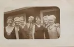 Handskriven text på fotots baksida: Simmagistrarna 1918 från vänster Agda Werner, Ruth Svensson, Hilma Jonsson, Gunnar Skoglund, Inga Nyman, Sissan Rydell, Lalla Sjöqvist.