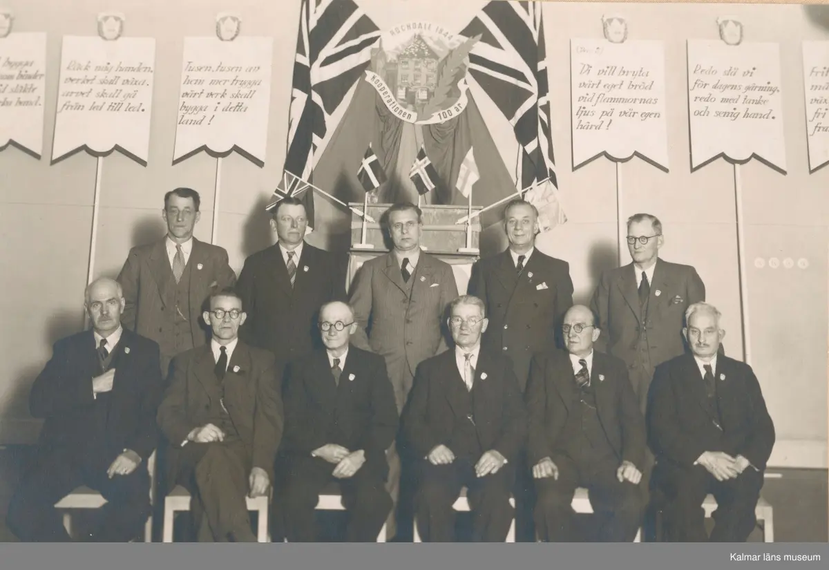Kooperationens (kooperativa förbundets) 100-årsjubileum den 7 november 1944. Fest i stadshuset [Nybro].
Föreningens 11 pionjärer, som var berättigade till silvermärket.