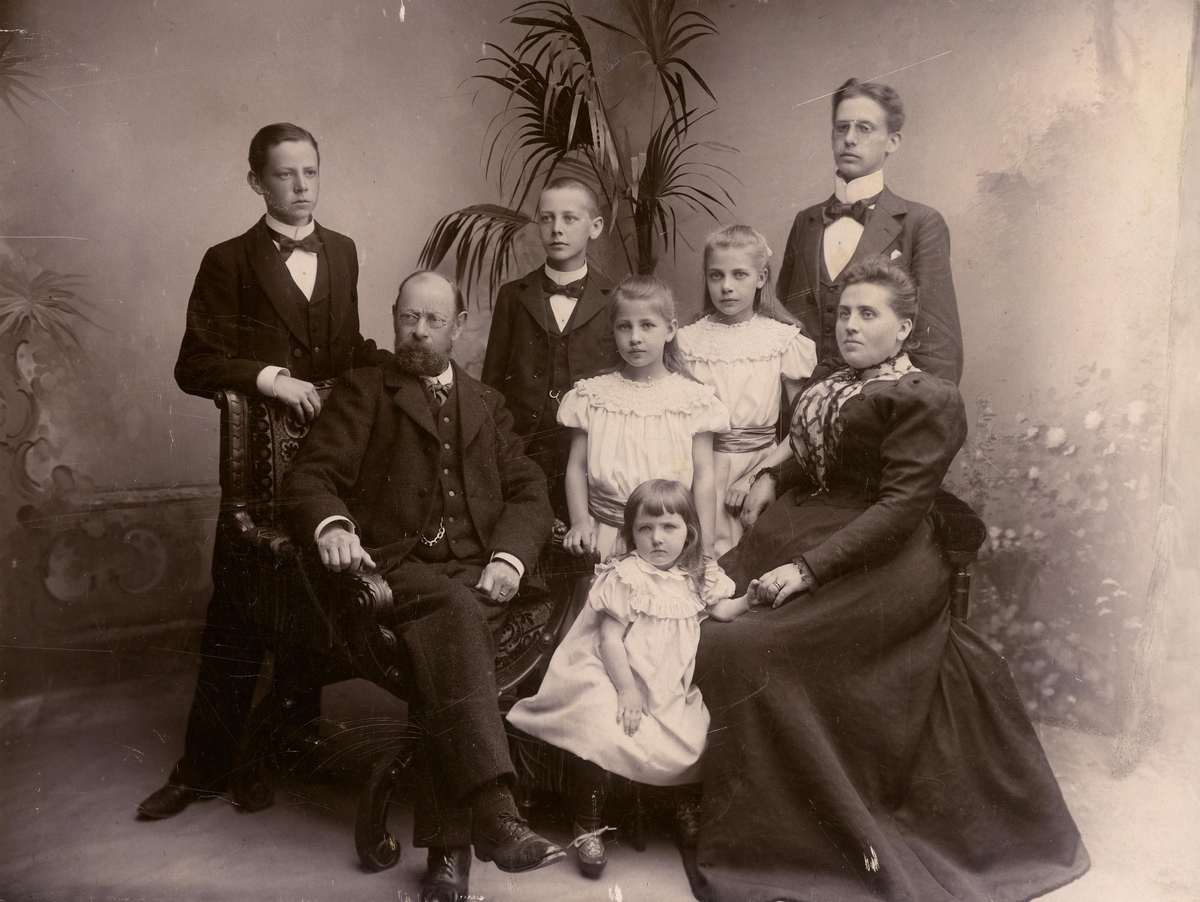 Kontorsnotarie J.A. Johansson med familj.