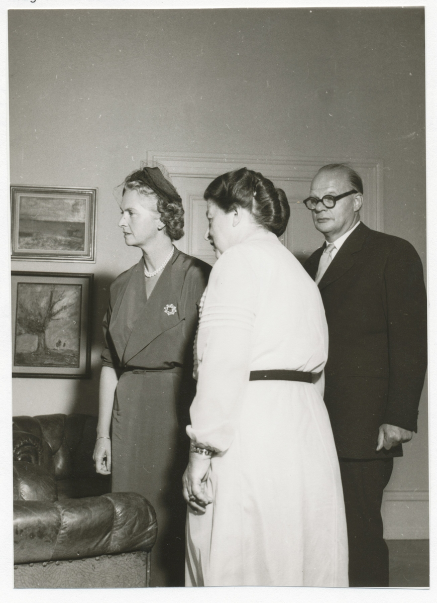 Prinsessan Sibylla, okänd dam och landshövding Ruben Wagnsson.