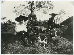 Petersson Axel "döderhultaren" träskulptör. Bilden låg i kuv