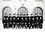 Gruppbild utanför brandstationen.
Stående från vänster: brandmännen Birger Ljunggren, Sune Årnell, Åke Togner, Hilmer Carlquist, Walter Melin, Sven Karlsson, Sven Örnsäter, Evert Evö, Gustav Pettersson och Artur Engström.
Sittande: Brandman Birger Persson, Brandman Arvid Håkansson, Brandman Viktor Håkansson, maskinist Gunnar Bohman, Vice Brandchef Einar Molander, Kapten A R Florin, Brandmästare Erik Höijer, Brandförman Fritz Karlsson, Brandman Hilding Fogelström, Brandman Gösta Wollberg, Brandman Stig Lindblom.