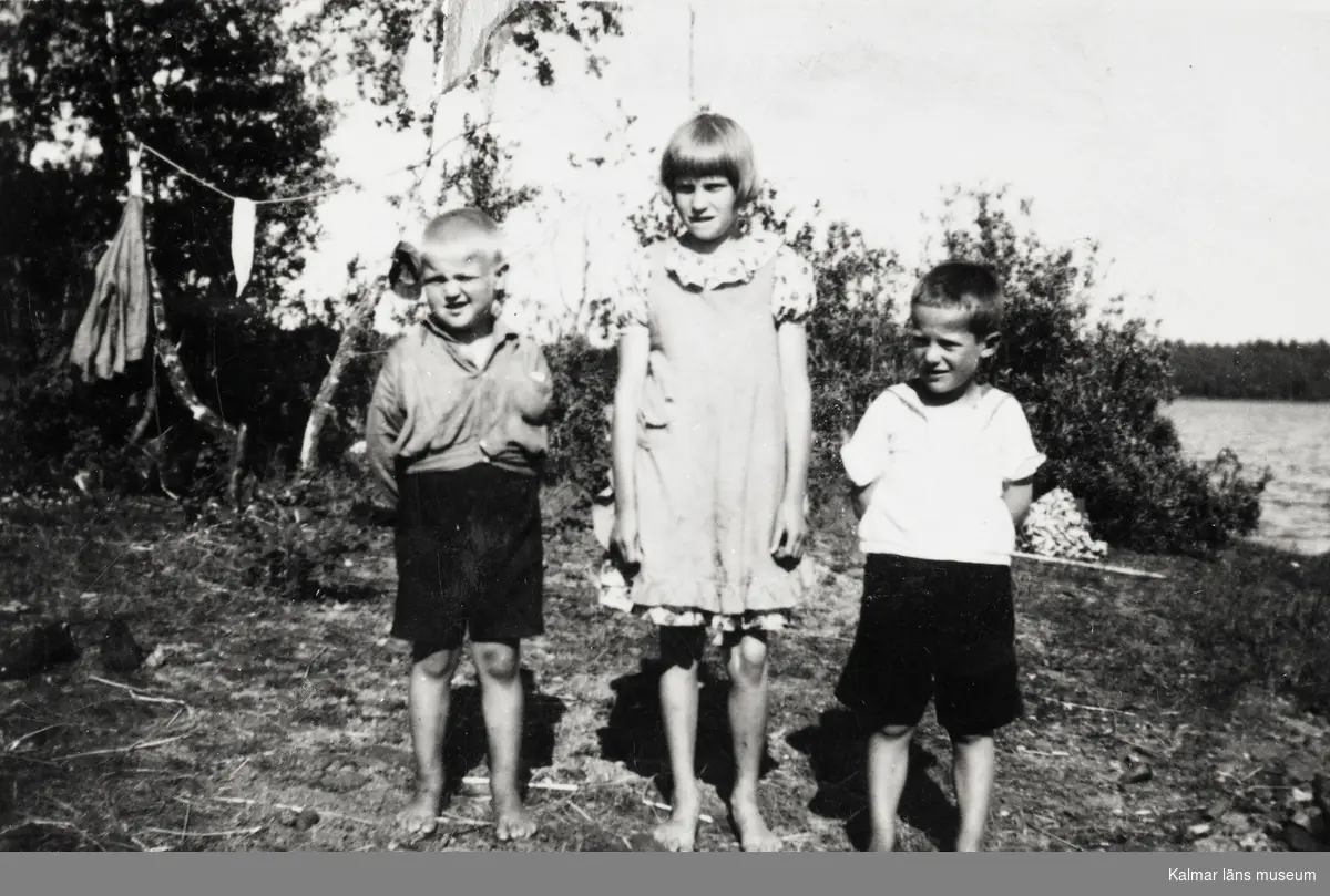 Barn lediga från skolan fotograferade på stranden av Krokstorpasjön. Från vänster: Olle Borg, Birgit Johansson (Olsson 1924-2001) och Bengt Ohlsson, (1929-2007).