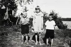 Barn lediga från skolan fotograferade på stranden av Krokstorpasjön. Från vänster: Olle Borg, Birgit Johansson (Olsson 1924-2001) och Bengt Ohlsson, (1929-2007).