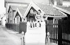 Bilder på familjen Pettersson.
Allan och lekkamrat på hemmagjord cykelbil omkring 1940.