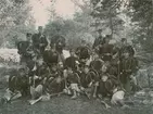 Beväringskort omkring sekelskiftet 1900. Militärer med gevär. Georg Johansson syns halvliggande nere till höger.