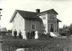 Familjen Andersson står samlade framför sitt hus i Västantorp 1916.


.