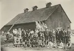 Pukebergs äldsta glashytta, nerbrunnen 1888 med personalen uppställd. Notera hyttpojkarna!