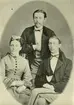 Grosshandlaren Victor Gullbrandsson, f 27/8 1852, d 15/6 1914.
Fru Anna Hedvig Lovisa Bruun, f Gullbrandsson, f 14/3 1855, d 8/2 1902,gift med dr Lars Henrik Bruun.
Tullförvaltaren Ernst Gullbrandsson, f 14/2 1854, d 26/2 1911.
Barn till handlaren i Kalmar Victor Ferdinand Gullbrandsson.
Plåt hos bankkamreren Bertil Gullbrandsson.