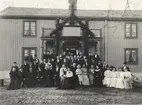 Guldbröllopdagen 1906, Jeansson familjen. Johan Julius Jeansson, grosshandlare och riksdagsman, gift med Emma Parrow 1859. Barn: Anna - Bertha, gift Elfversson - Clara, gift Törnblom. Ernst godsägare på Källstorp, hade Källstorps mejeri, Nygärde tegelindustri tillsammas med brodern Ragnar L. John, konsul, Kalmar Ångkvarn, Kalmarsundsbolaget, Kalmar varv. Gerda - Hugo, ingenjör på Kalmar Ångkvarn. Gerda, gift Melander, rektor. Gustaf, godsägare, Berga Sigrid, gift Sellgren. Ragnar L., direktör 