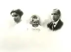 Allan Jeansson med familj. Allan var son till Ernst Jeansson, som i sin tur var son till grosshandlare Johan Julius och Emma Jeansson. Allans fru heter Erica och sonen heter Björn. Från vänster: Erica Jeansson, född Pohle. Björn jeansson, född 1916. Allan Jeansson.