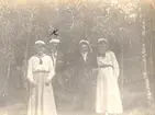 Juni 1918 på Svinö. Ellen, Eva Lj, Eric K.

x= Sivgård