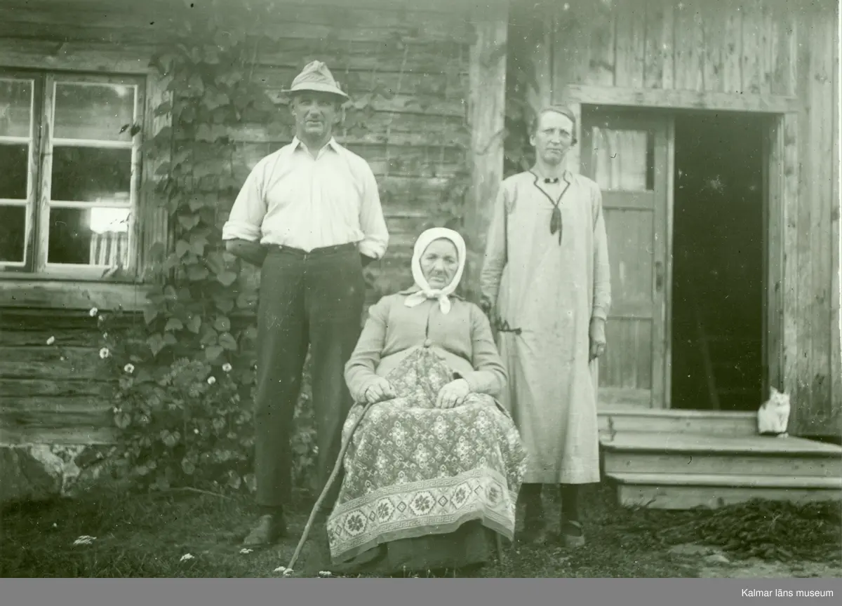 Bilden är fotograferad vid Rammgöl söder om Tryserum, i Ukna. Mina Nilsdotter föddes som Nilsdotter 1849 och hette antagligen Nilsson då bilden togs. Hennes son heter Allan Karlsson och hans fru Agnes Kindkvist.