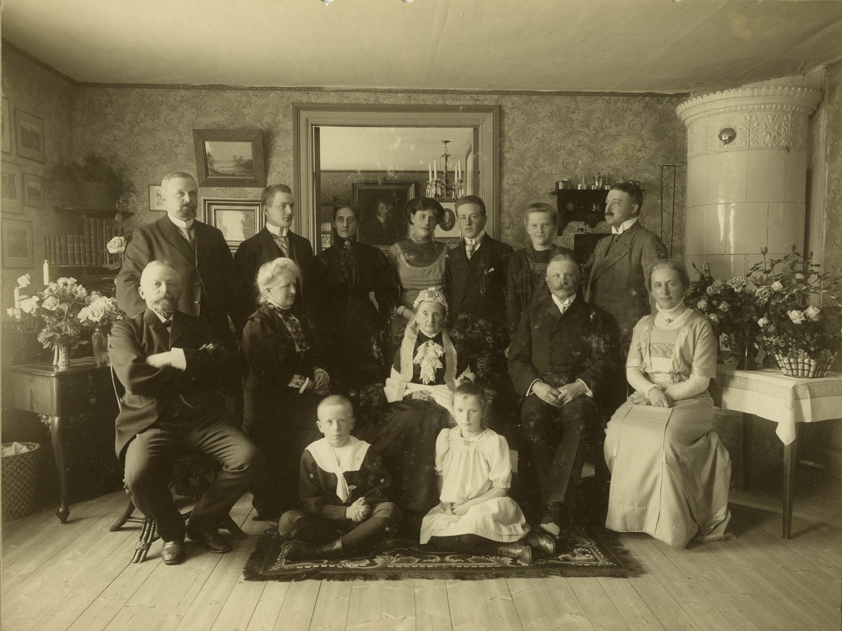 Biskopinnan Genberg, Amalia Charlotta Kristina Genberg, f. Toll. Levde 1821-1912. Bilden visar biskopinnans 90 årsdag firades med barn och övriga familjen.