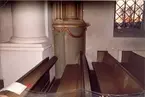 Kyrkbänkar i Mortorps kyrka.