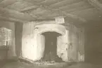 Öppen spis i en gammal stuga byggd omkring 1700, riiven 1925.