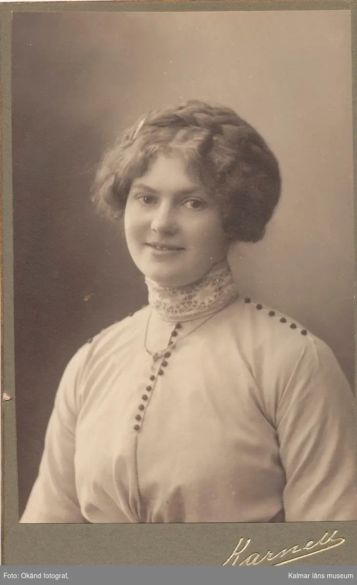 Anna Klefbeck, född Gallauder.

A Karnell Göteborg Kungsgatan 31, mitt emot Domkyrkan. Rikstelefon No 9032.