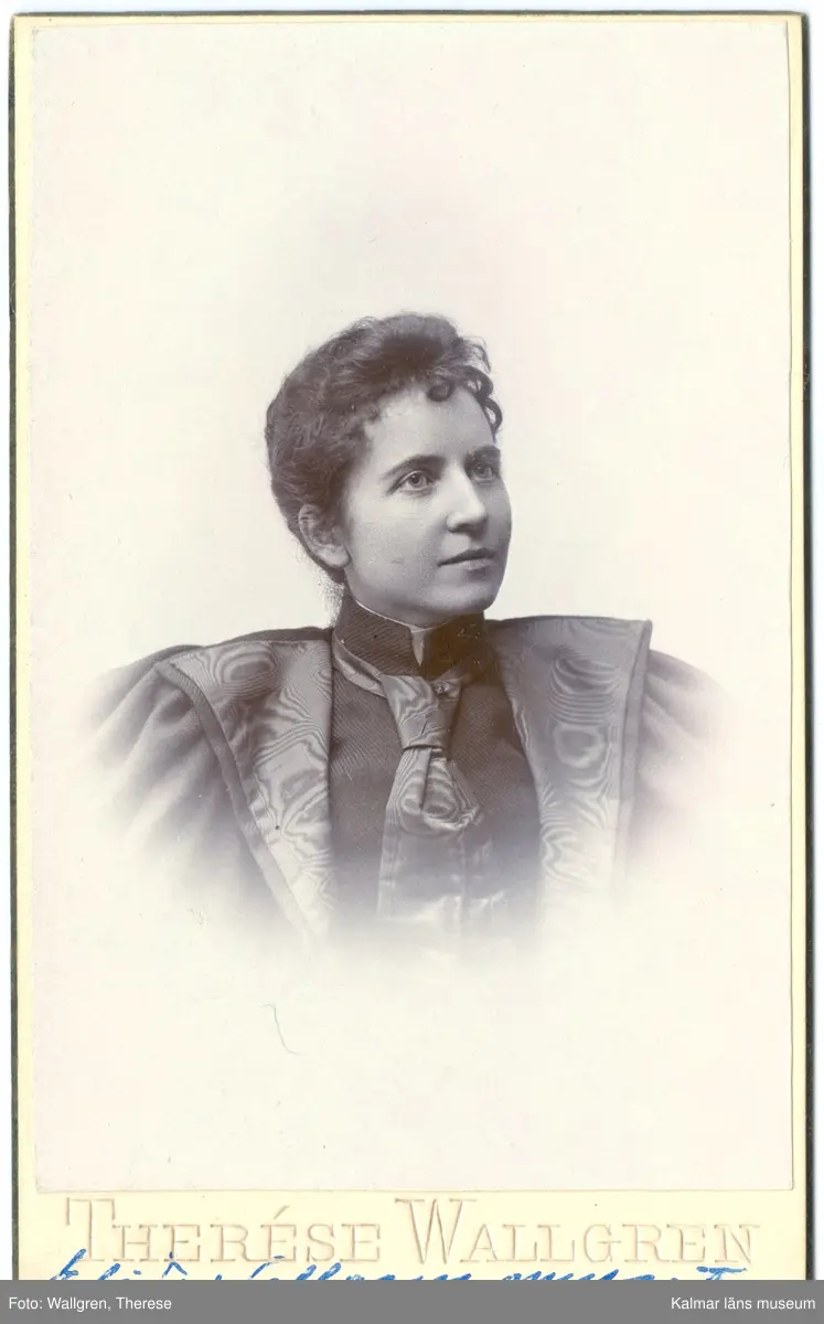 Porträtt på Elvira Eleonora Wallgren, född 28 aug 1861 i Halmstad, syster till Therése och Lisa Wallgren.