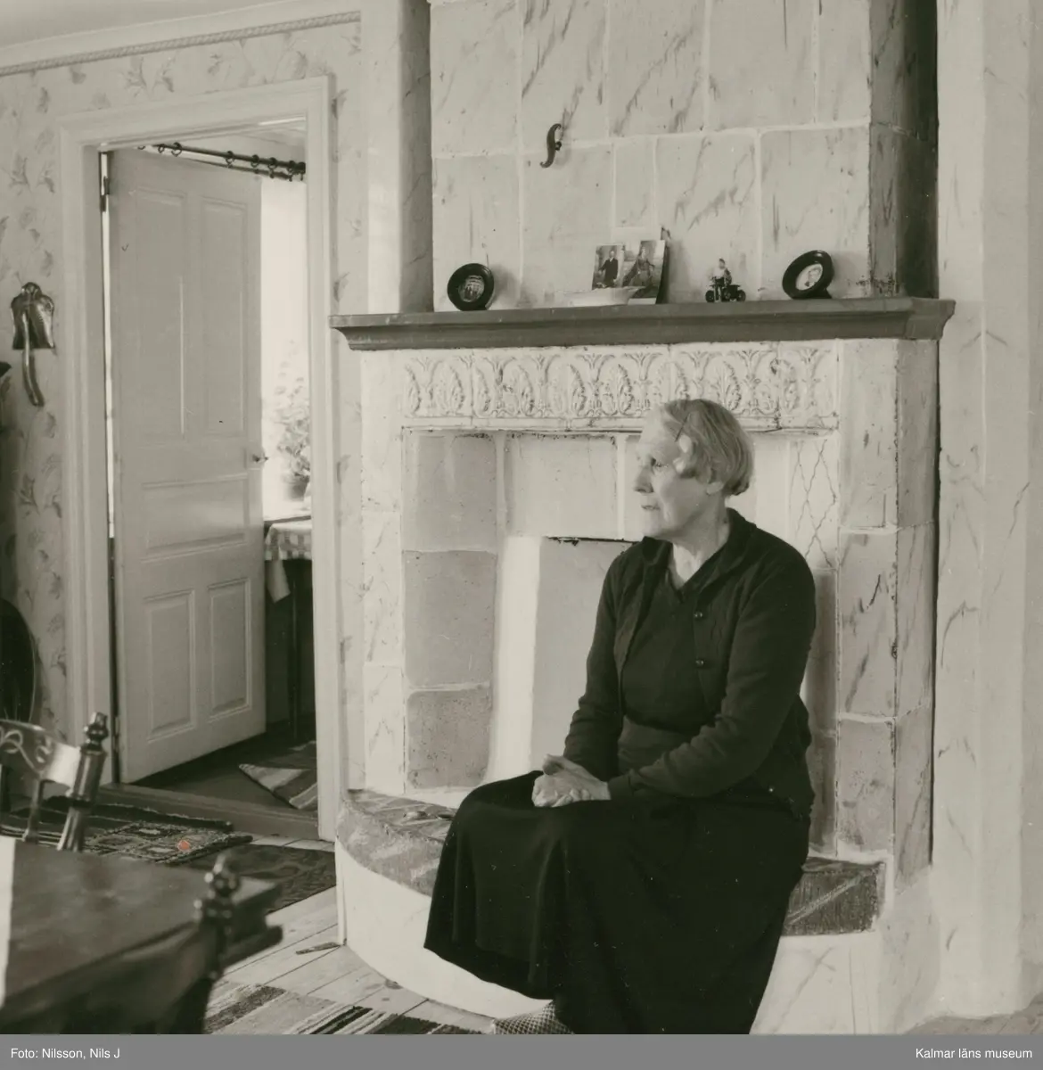 Ida Anderssons gård, interiör från storstugan med Ida Andersson vid spisen.