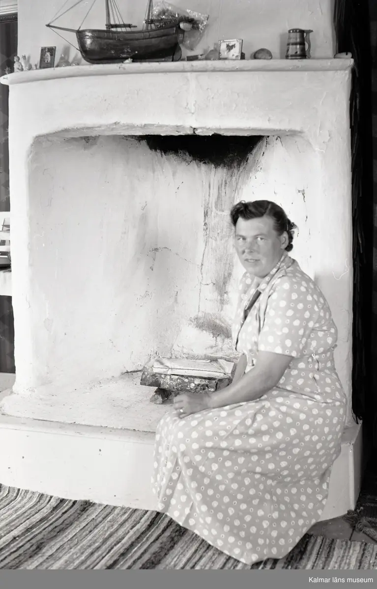 Aina Johansson vid spisen i storstugan.