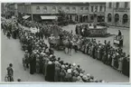 Firande av Barnens Dag i Kalmar 1935.
Karnevalståg på Larmtorget.