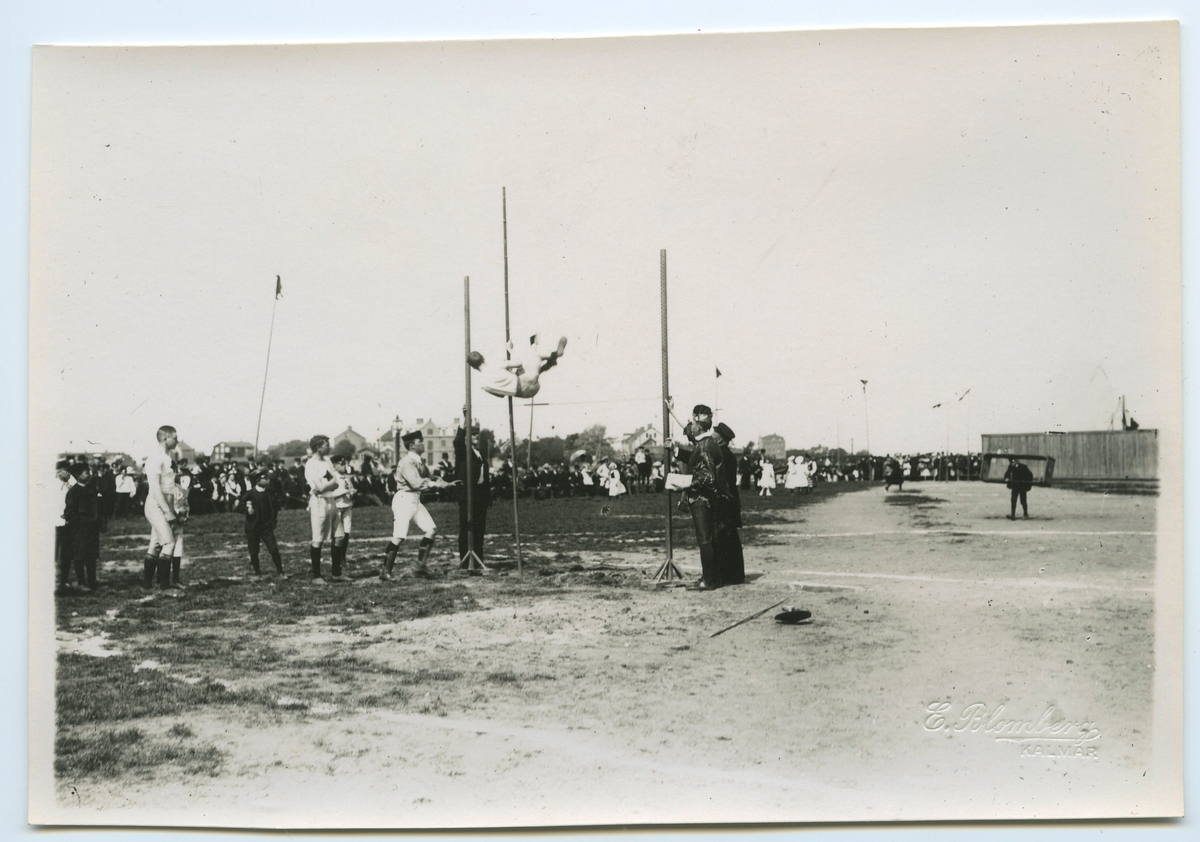 Firande av Barnens Dag i Kalmar 1906. Stavhopp.