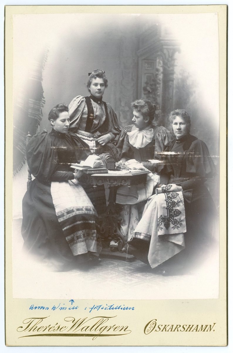 Fotograf Anna Winell med väninnor i ateljén. Thyra Berg sittande i mitten.