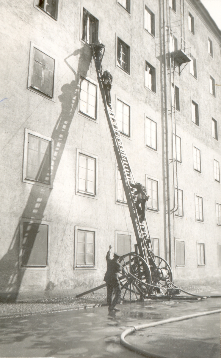 Ångkvarnsbranden 1935-07-06. Vid denna tid fanns inga liftar. En Magirusstege som rullades fram var allt som bjöds brandmännen när de försöskt nå elden utifrån.