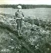 Guldringens i Skedemosse upphittare, 12-årige Birger Karlsson, Ö. Sörby, med en liten hästkäke.