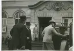 Landshövding John Falk, Kalmar (till vänster i hög hatt). Vid bilen prins Gustaf Adolf.
Kalmar Central 1944 eller 1945.