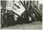 Stortorget Kalmar omkring 1938-1940. Någon högtidsuppslutning av olika organisationer i samband med Sveriges frivilliga civilförsvar.
