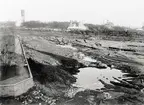 Utgrävningen i slottsfjärden 1932-1934 under ledning av Harald Åkerlund. Bedrevs som AK-arbete. Loket hette Pysen.
Fyllmassorna användes för att bygga upp nuvarande Tjärhovet.
I den Syrefattiga leran hade det organiskt materialet bevarats väl.
Varför man förutom keramik även fann ett flertal fartyg samt smärre fynd som handskar och
skor.