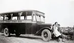 Emil Palmqvists buss; blå linjen, Volvo 1931-års modell för tjugotvå personer. kör linjen Sjölyckan-Stortorget-Getingen-Berga.
Flickan till vänster Britta Haglund.