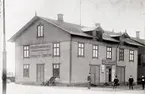 Magasin i Kalmar hamn. Byggdes av Söderbergh (nu Sveabolaget).
1890 - T.R.G.N. 21738.