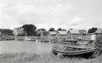 Stensö fiskeläge. Små öppna båtar i hamnen.