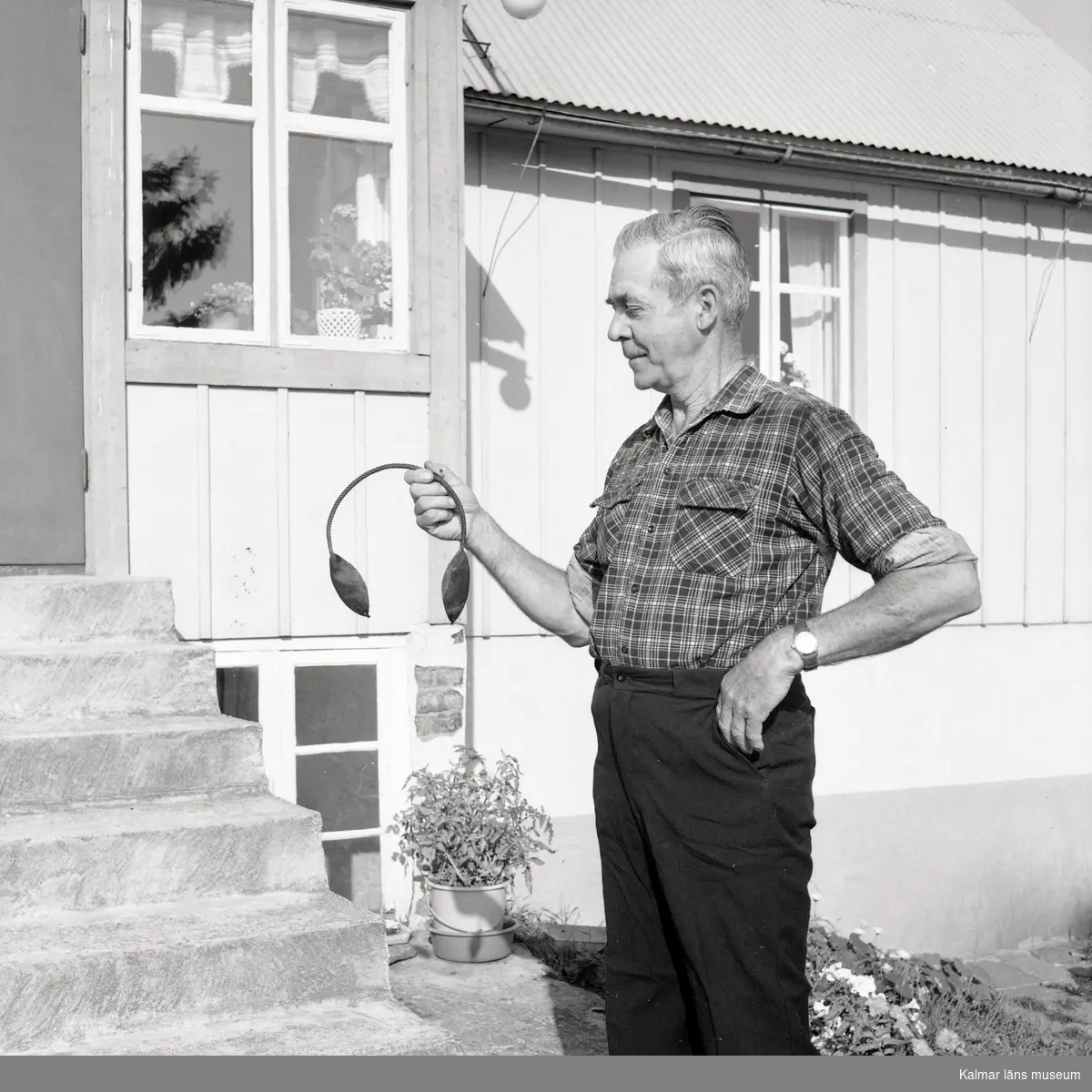 Lantbrukare Sven Svensson, Åkertorp, med halsring från yngre bronsålder som han 1974 hittade vid plöjningsarbete på mossåkern "Vitkärr" cirka 700 meter öster om byn. Halsring i brons med spiralvriden ten och uthamrade spetsovala ändplattor, har av honom senare överlämnats till Räpplinge hembygdsförening.