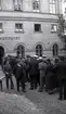 Valdagen 1936. Kö av röstande på Handelsinstitutets gård.