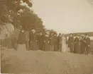 Släktmöte i trädgården sommaren 1902 hos Anna och Gustaf Ideström i Neglinge, Saltsjöbaden. Längst till vänster Anna och Gustaf Ideström.