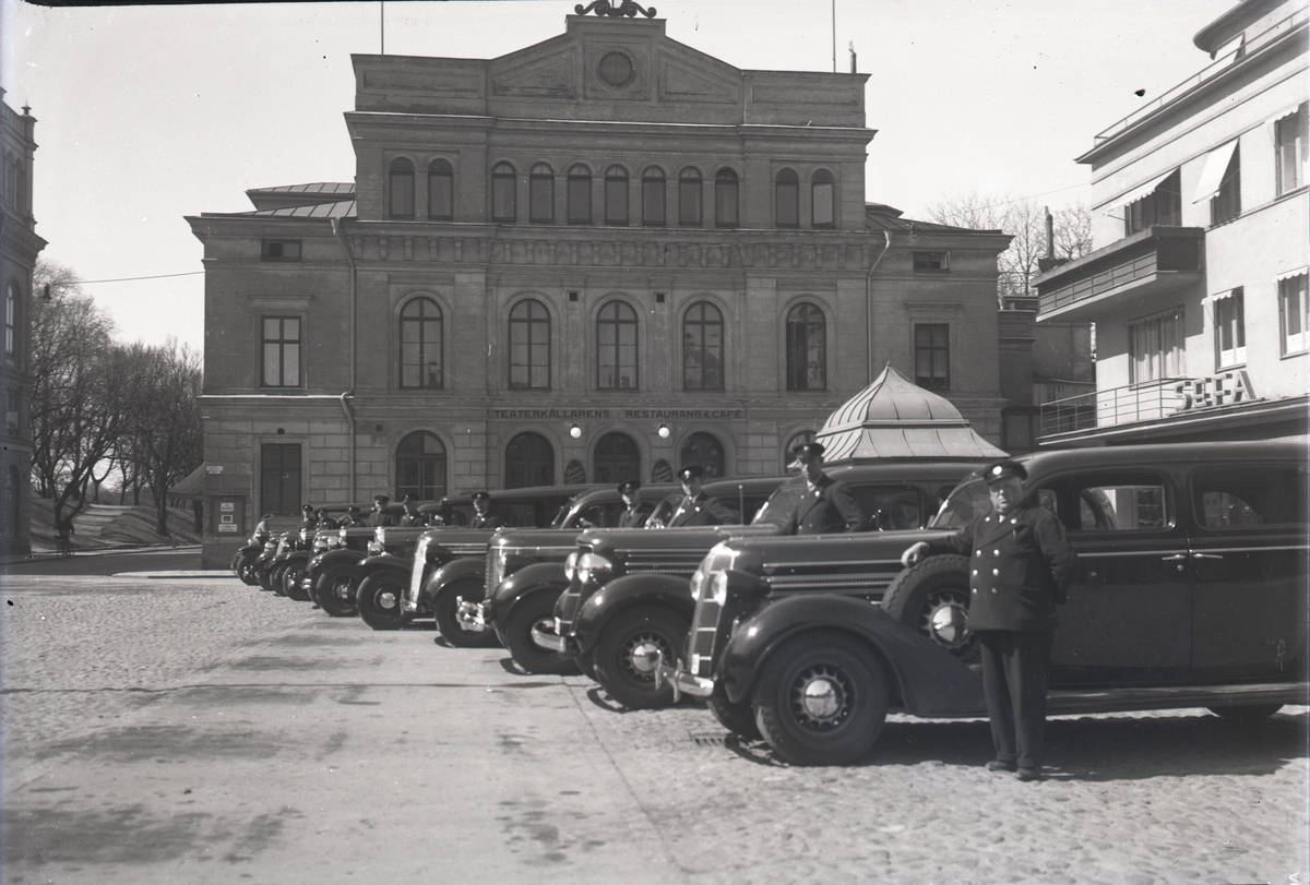 Publicerad i Barometern 1938. Droskstationen på Larmtorget.