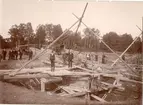 Brunnsgrävning vid Skälby för Kalmar stads vattenledning. 1898-1900. Ångmaskinerna i bakgrunden borde vara en Munktells Express lokomobil till vänster och en av Torps bruks välkända Fenix lokomobiler till höger.