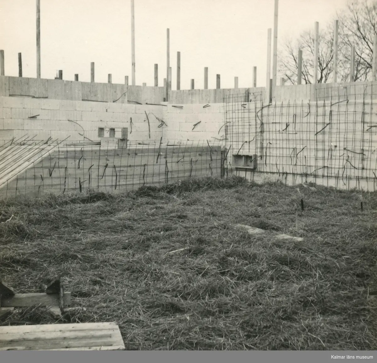 Vy över arbetet med den nya Restaurang Slottsholmen
Restaurang Slottsholmen:
Den 15 juni 1950 brann den "gamla" restaurangen ned. Den 18 november påbörjades uppförandet av den nya restaurangen, som invigdes den 17 juli 1952.
För publicering av bilden hänvisas till ägaren via Kalmar läns museum