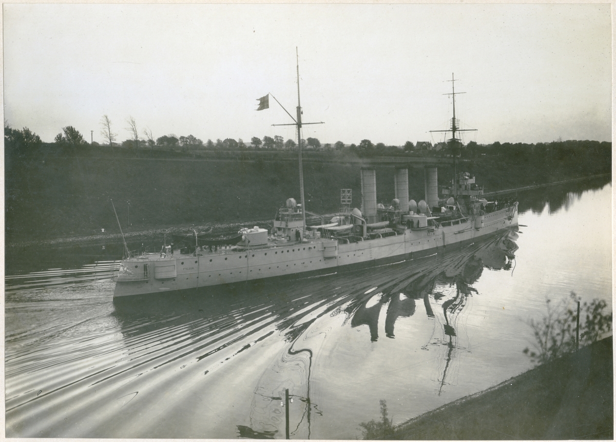 Pansarkryssaren FYLGIA passerar Kielkanalen sommaren 1928.