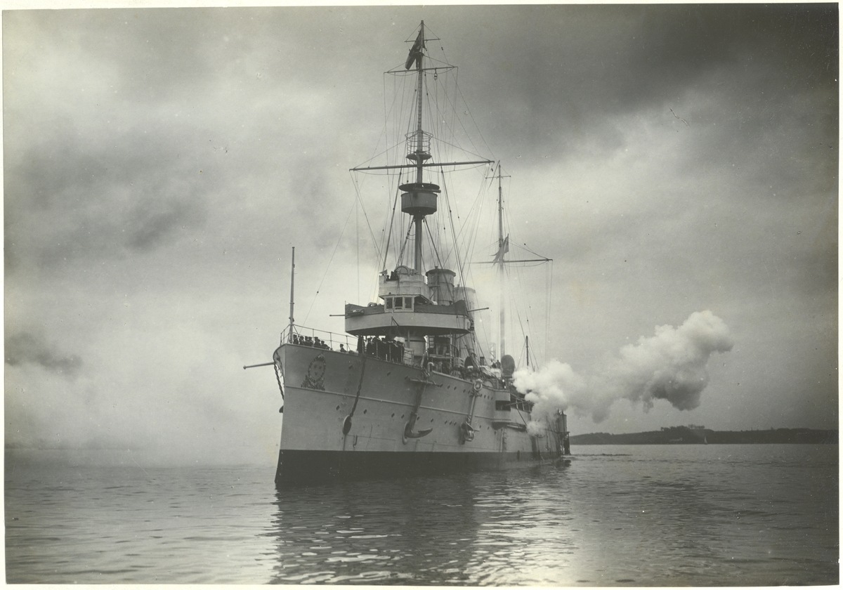Pansarkryssaren FYLGIA saluterar tyska flottan i Kiels hamn
22. Mai 1928