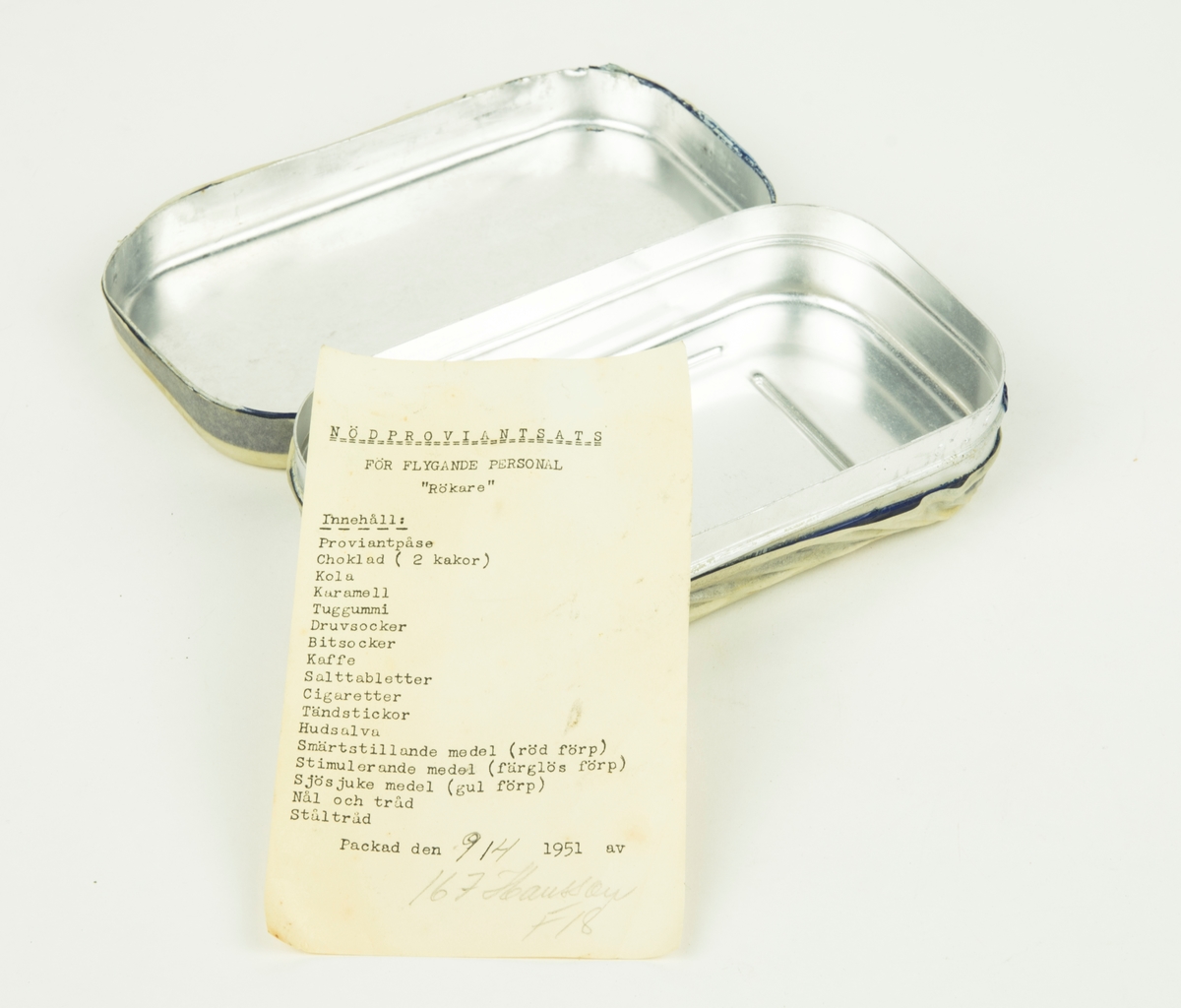 Ask till nödproviantsats för flygande personal, rökare packad 9/4 1951.
