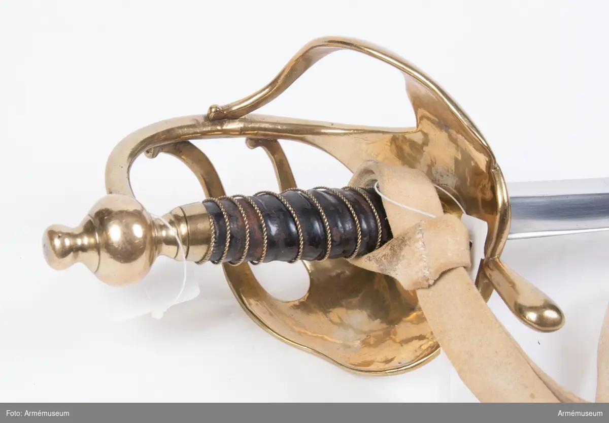 Pallasch med mässingsfäste.