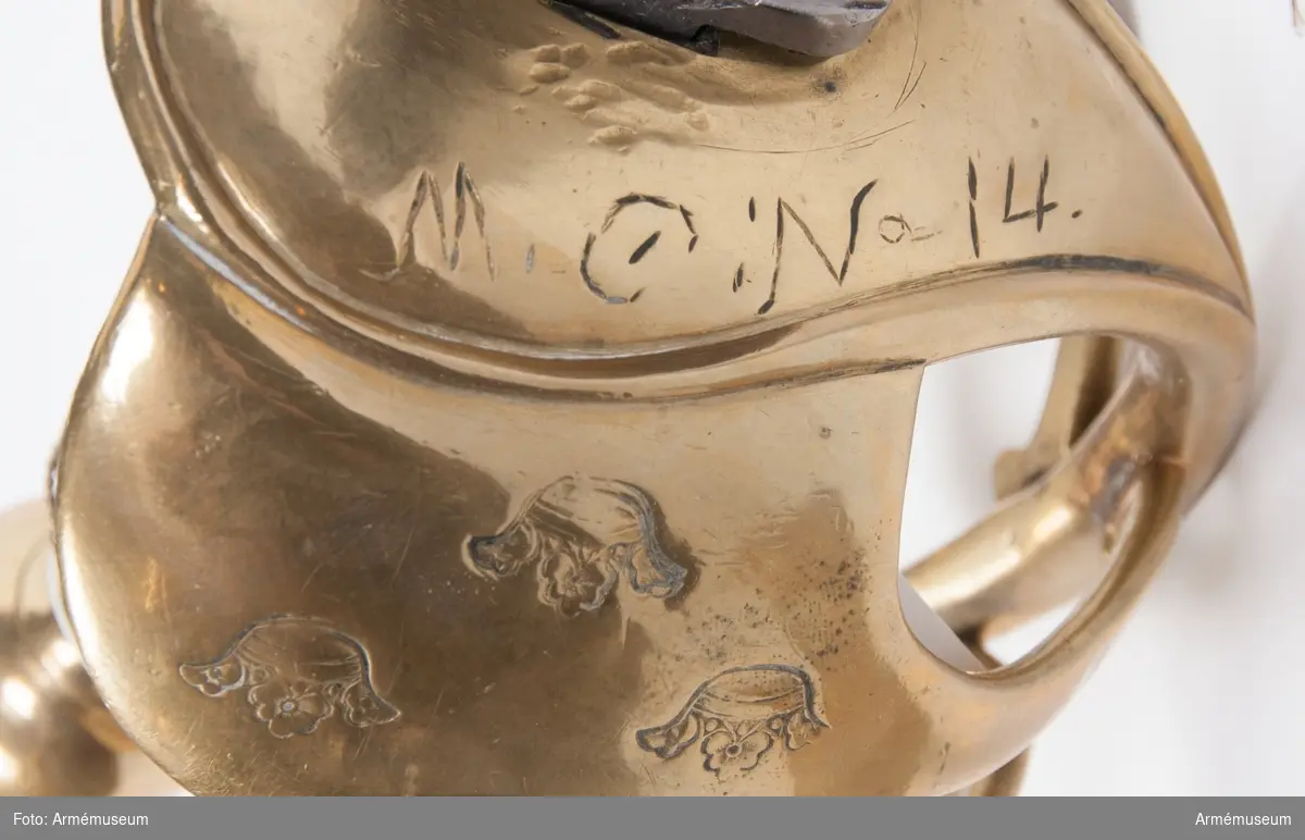 Pallasch med mässingsfäste.