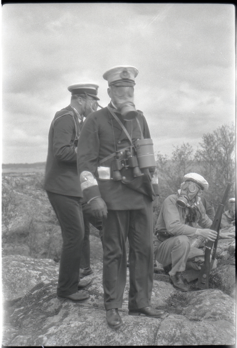 Högste befälhavaren över Kustflottan amiral Åkermark och 2 flaggadjutant kapten Wachtmeister med gasmask,
landstigningsövningen på Stabbo 1929