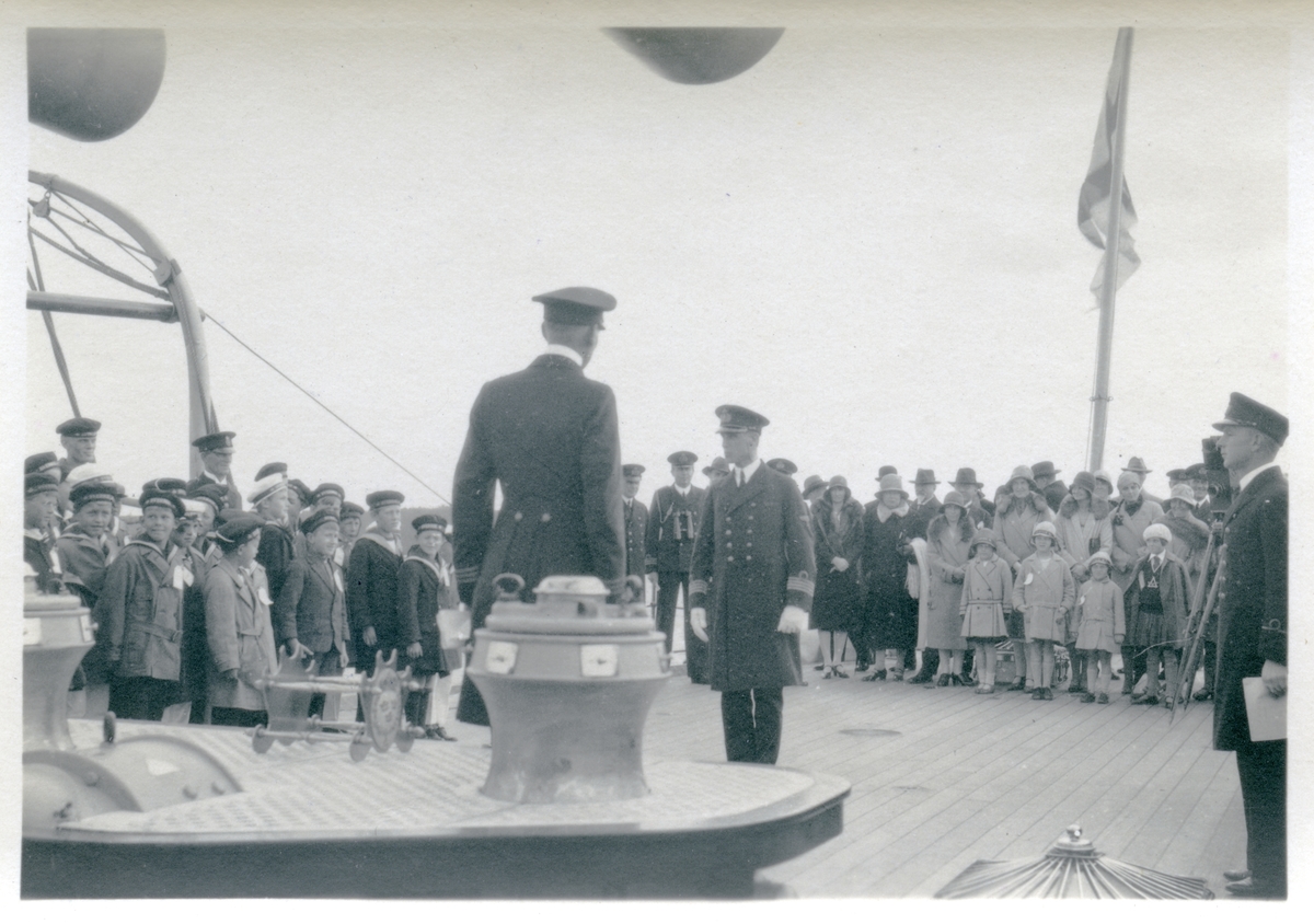 Örlogsflottans ungdomsdag i Saltsjöbaden 8 september 1929, ombord på pansarskeppet SVERIGE.
Kapten Ulff lämnar av till fartygschefen kommendörkapten Öhrnberg.